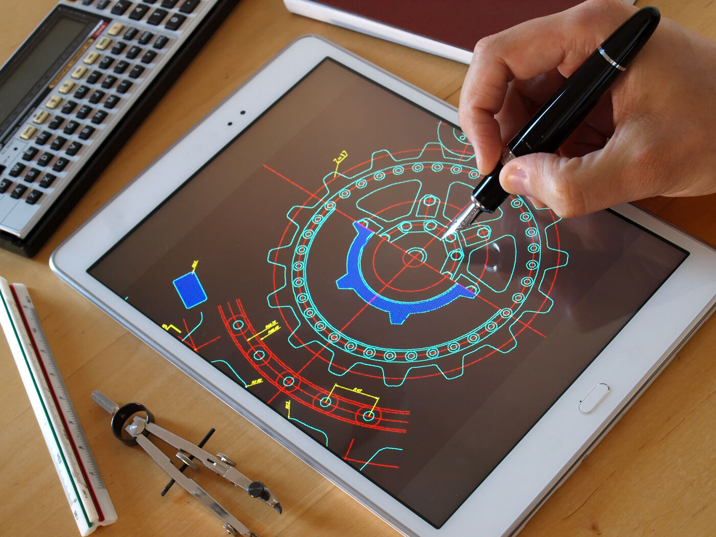 Tablette affichant un plan de pièce mécanique