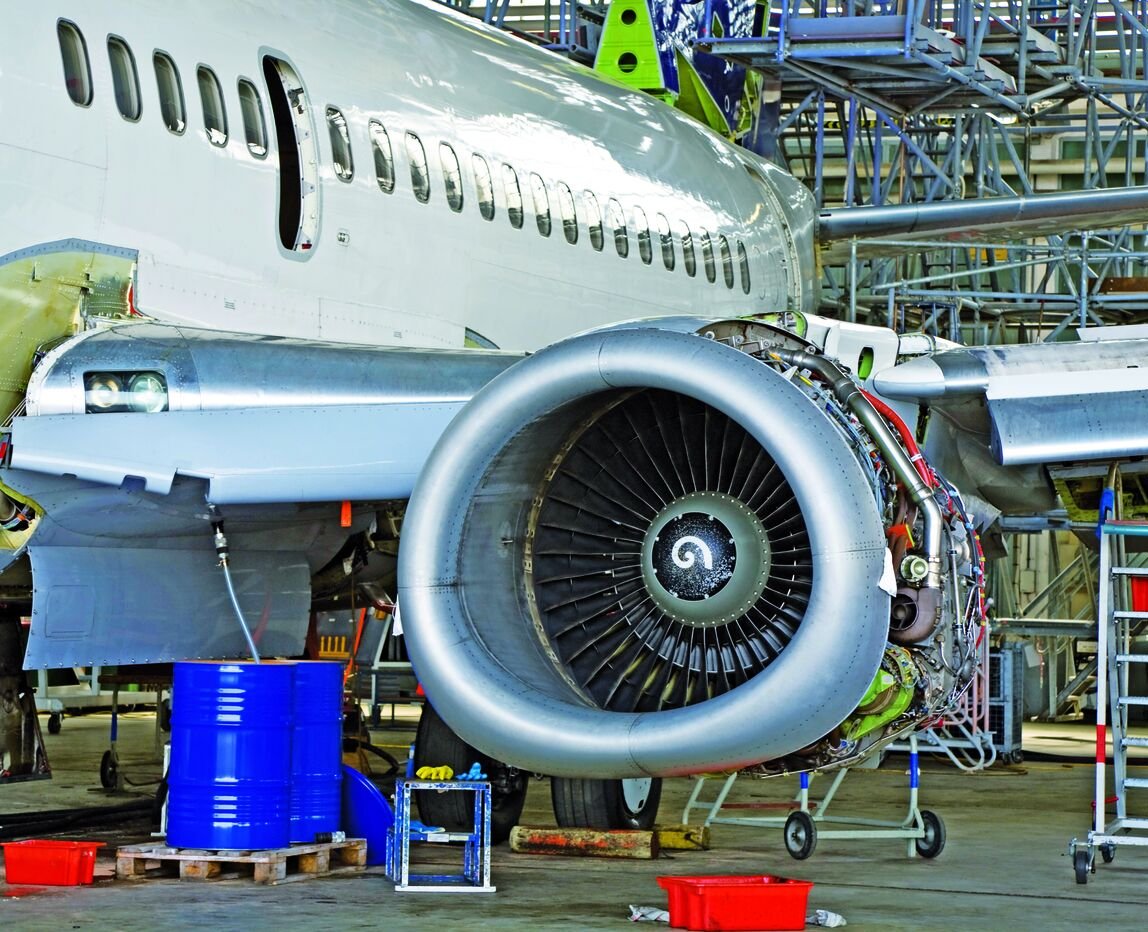 Réacteur d’avion en maintenance dans un hangar