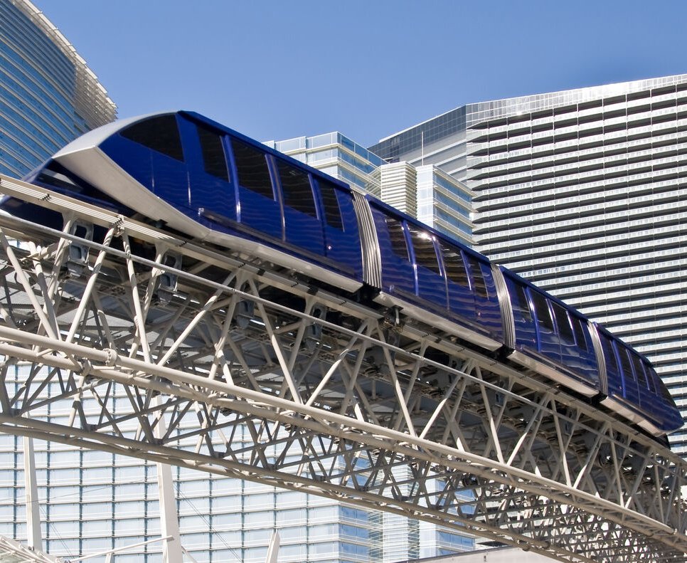 Métro aérien sur un viaduc métallique