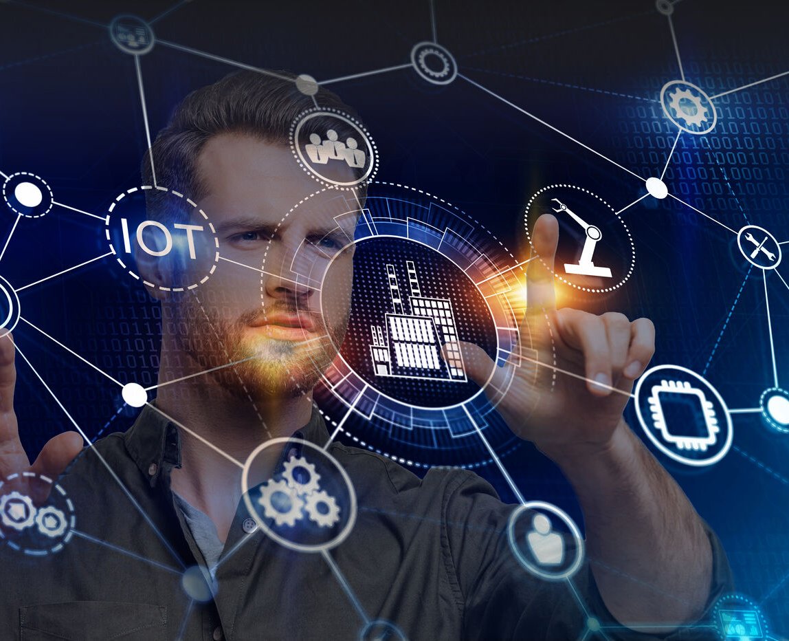 Ingénieur manipulant une interface numérique de l’industrie 4.0