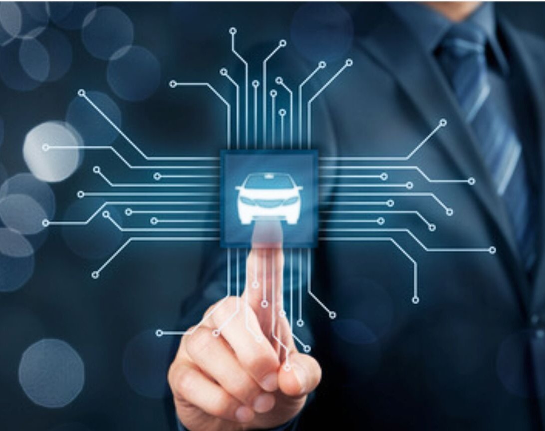 Doigt touchant une puce électronique en forme de voiture
