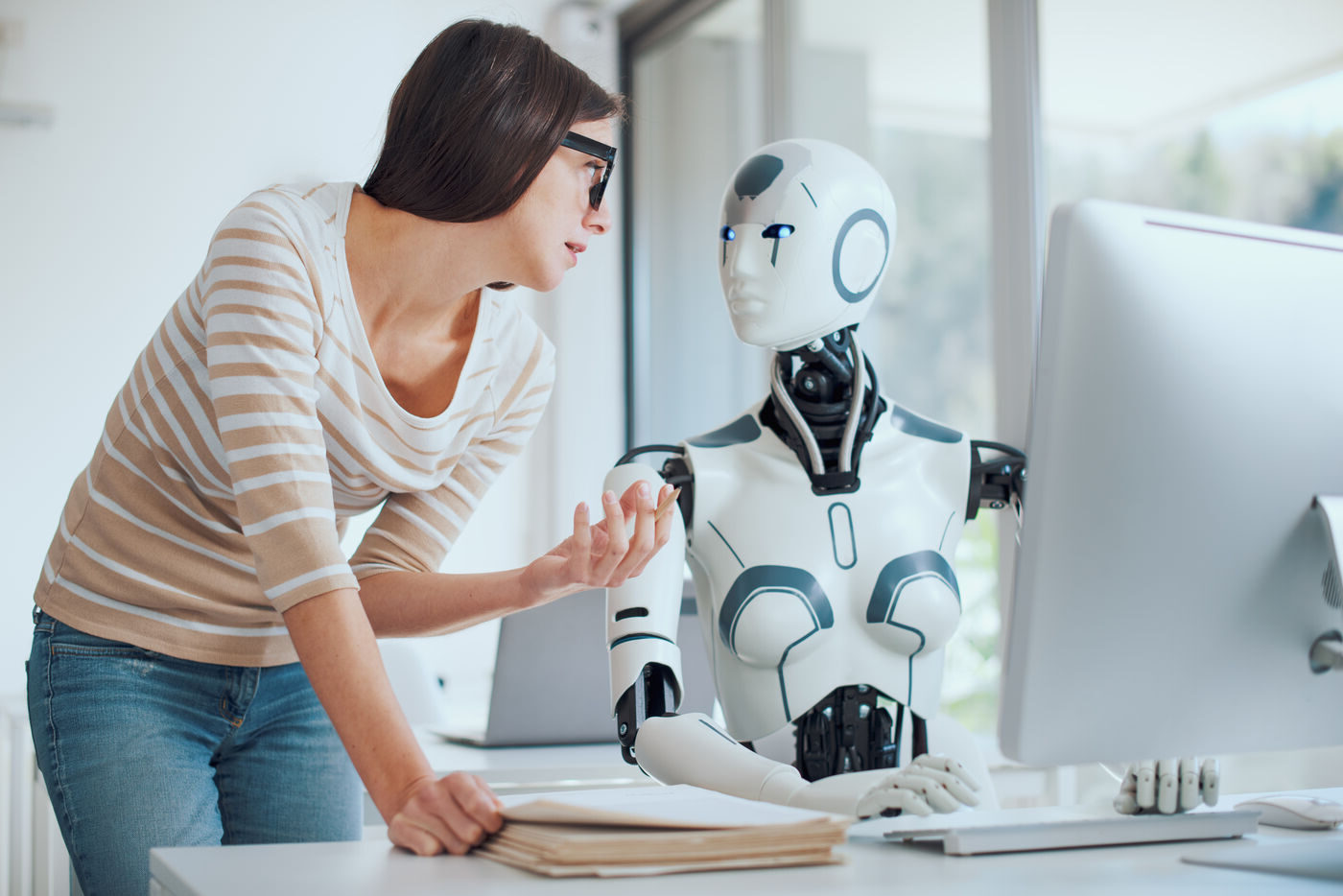 Une ingénieure face à un robot humanoïde