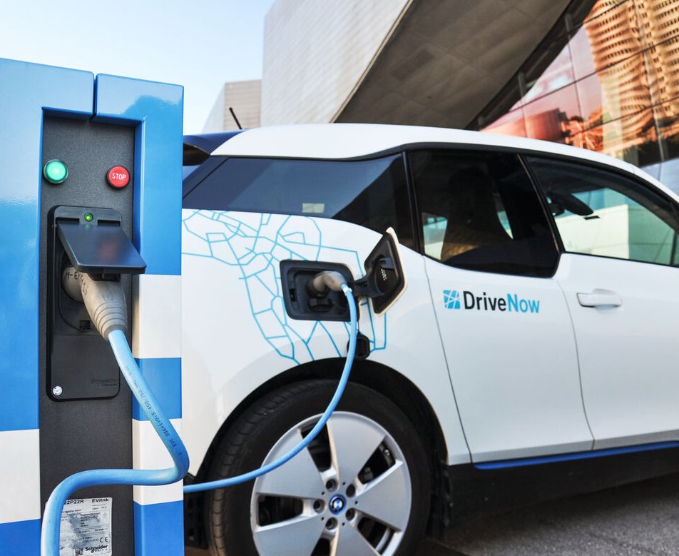 Voiture électrique en charge sur une borne